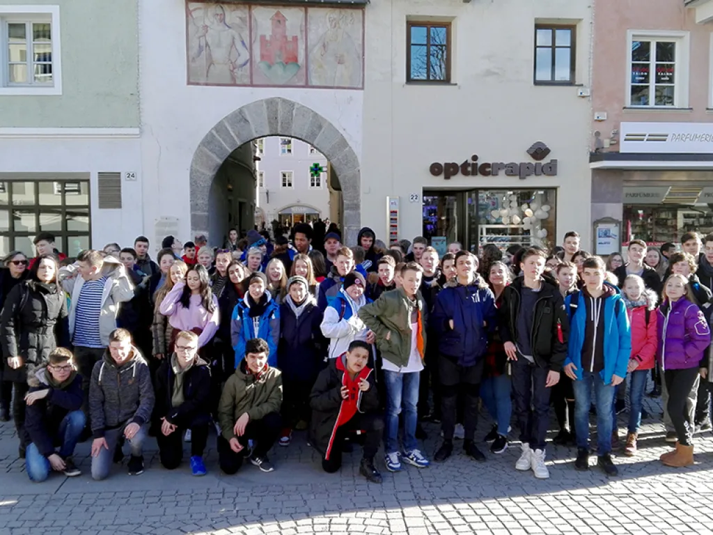 Große Gruppe steht für ein Foto in einer Gasse des Orts.
